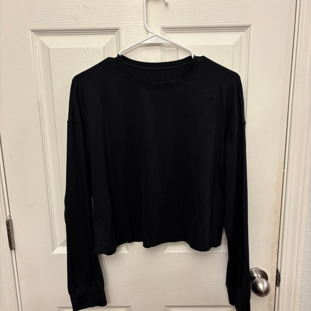 Lululemon Lightweight Cropped Long Sleeve
Size 10